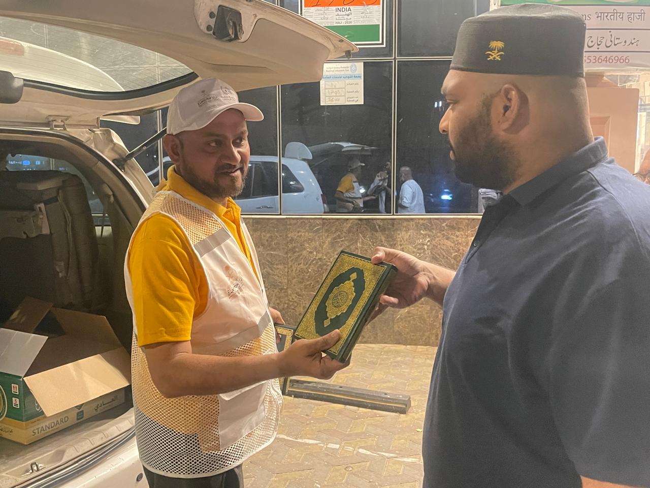 متطوعو جمعية سند ضيوف الرحمن يوزّعون ماء السقيا على الحجاج والمعتمرين في الميدان