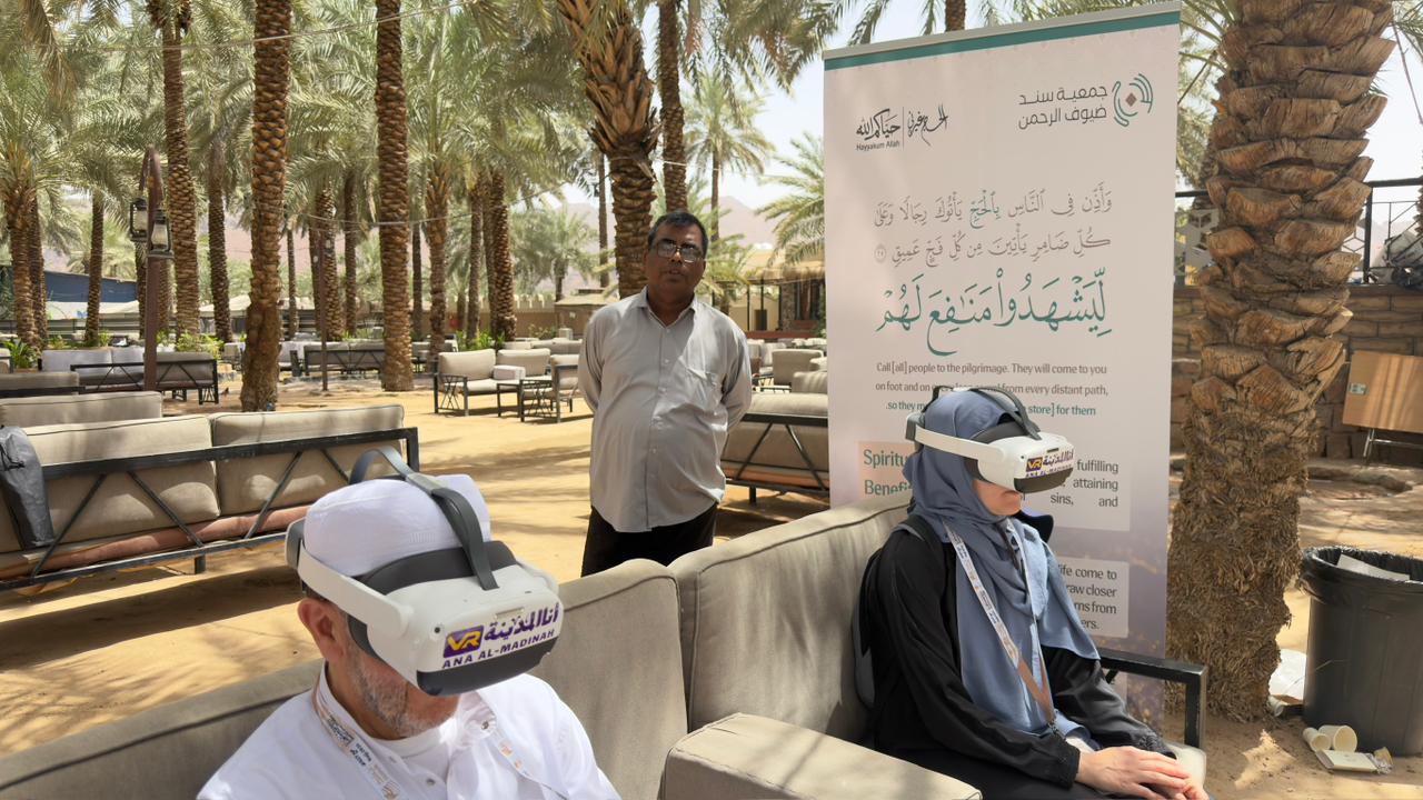 متطوعو جمعية سند ضيوف الرحمن يقدّمون العون والرعاية لكبار السن من ضيوف الرحمن