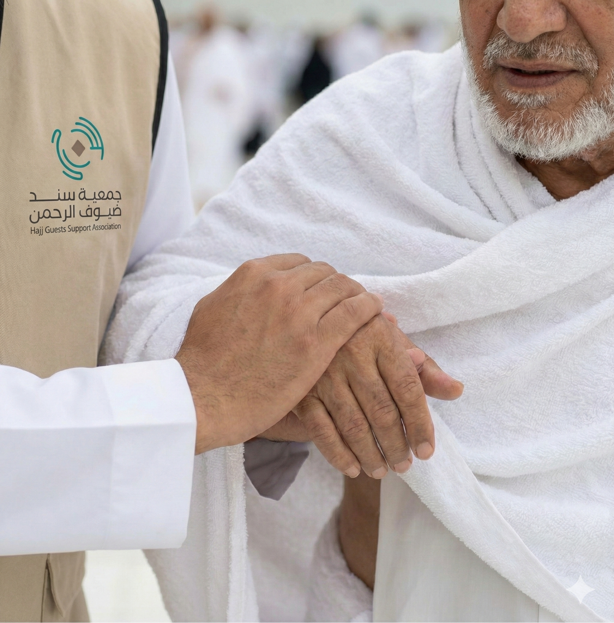 متطوع من جمعية سند ضيوف الرحمن يقدّم الماء لضيف من ضيوف الرحمن في الميدان